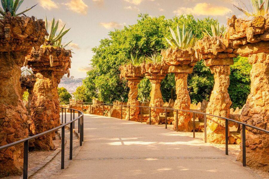 Barcelona: Park Güell Guided Tour with Fast-Track Ticket - What the 90-minute format does well