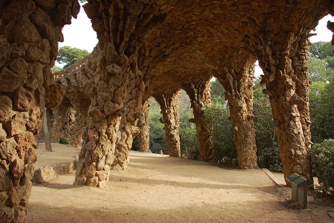 Barcelona: Park Guell Guided Tour with Skip the Line Ticket - What this Park Güell tour actually gives you