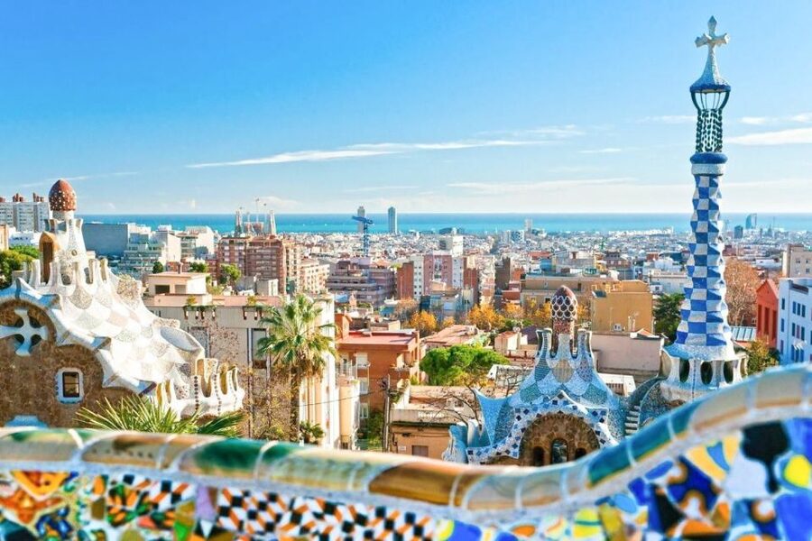 Barcelona & Park Güell: Private Half-Day Tour with Pickup - Walking through the Gothic Quarter