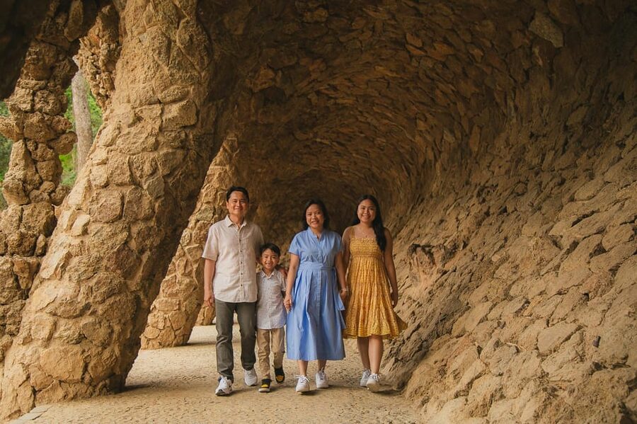 Barcelona: Park Güell Private Photography Experience - Posing help for couples, families, and first timers