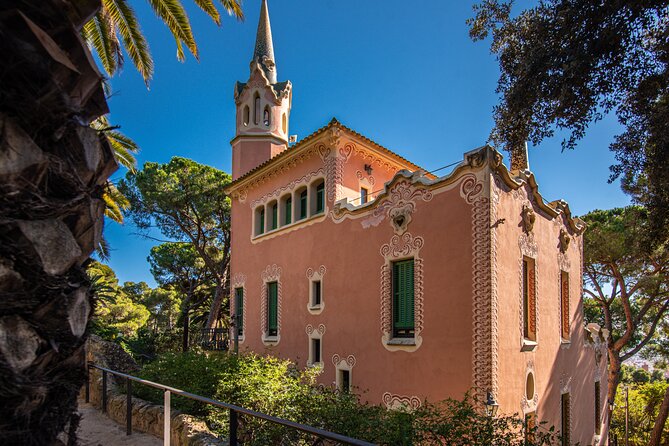 Barcelona: Park Guell Small Guided Tour & Skip the Line Ticket - Inside the park: a focused one-hour route