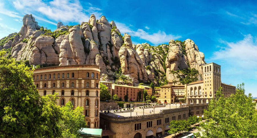 Barcelona:Pass with Casa Battló, Casa Milà, Teleferic & more - Waterfront choices: cruise and Colom viewpoint