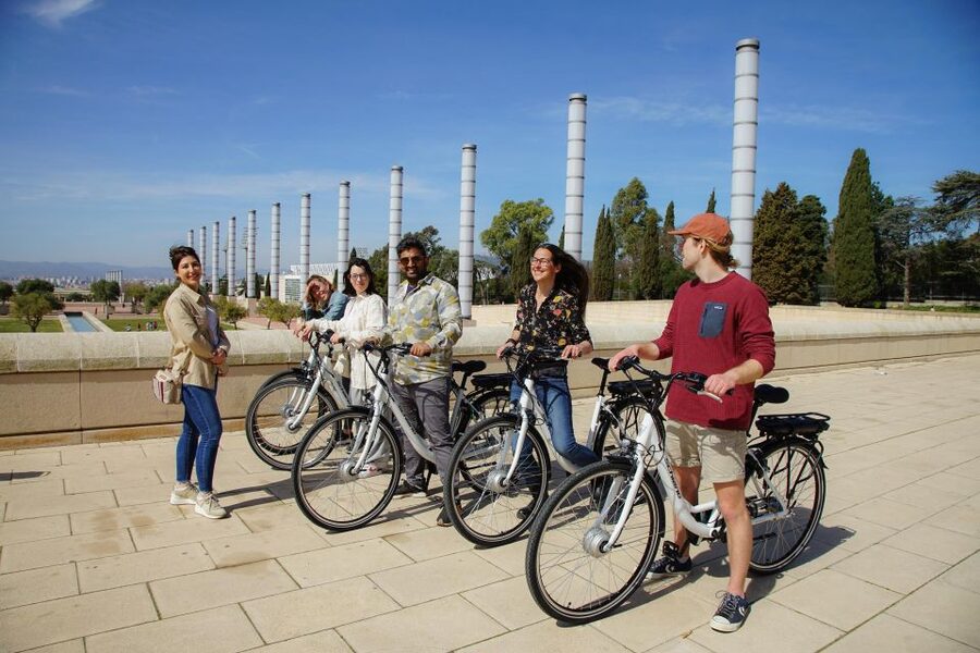 Barcelona Photo Highlights 4h Small Group eBike Tour - Sagrada Familia: the most anticipated photo stop