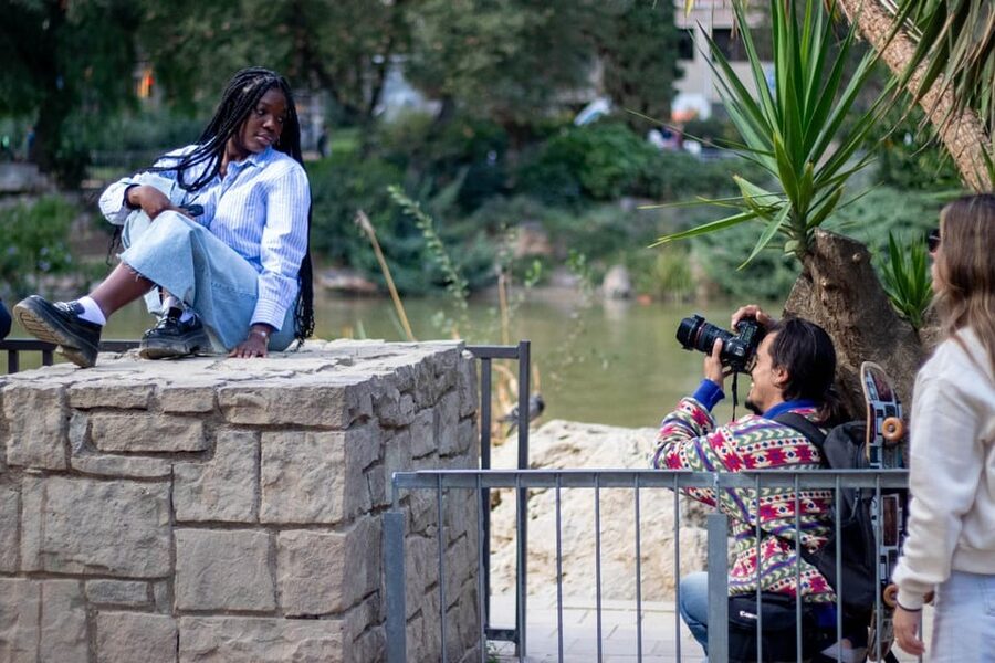 Barcelona: Photographic Madness at Barceloneta Beach - How the Posing Guidance Works