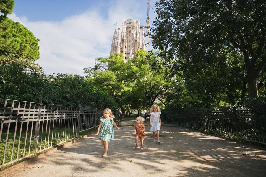 Barcelona: Photographic Madness at the Sagrada Familia - Posing help for couples, families, and solo visitors