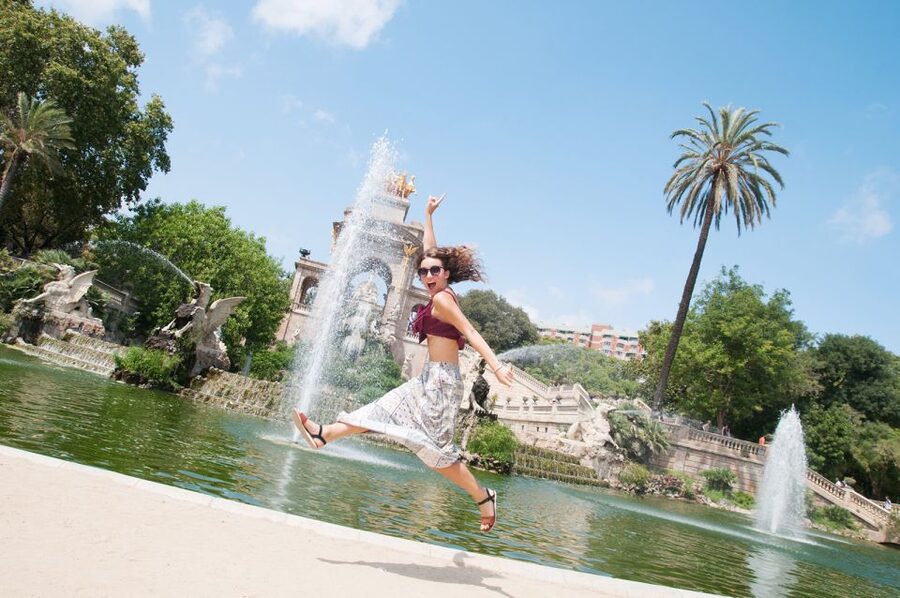 Barcelona: Photoshoot Tour Old Town - Walking the Lanes and Learning the Stories