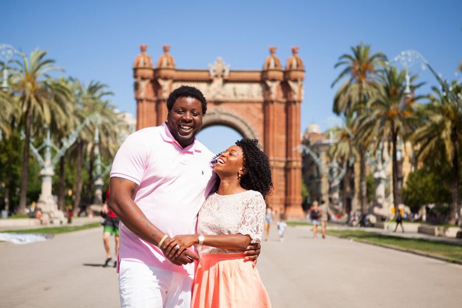Barcelona: Photoshoot Tour Old Town - Posing, Candid Shots, and Feeling Comfortable