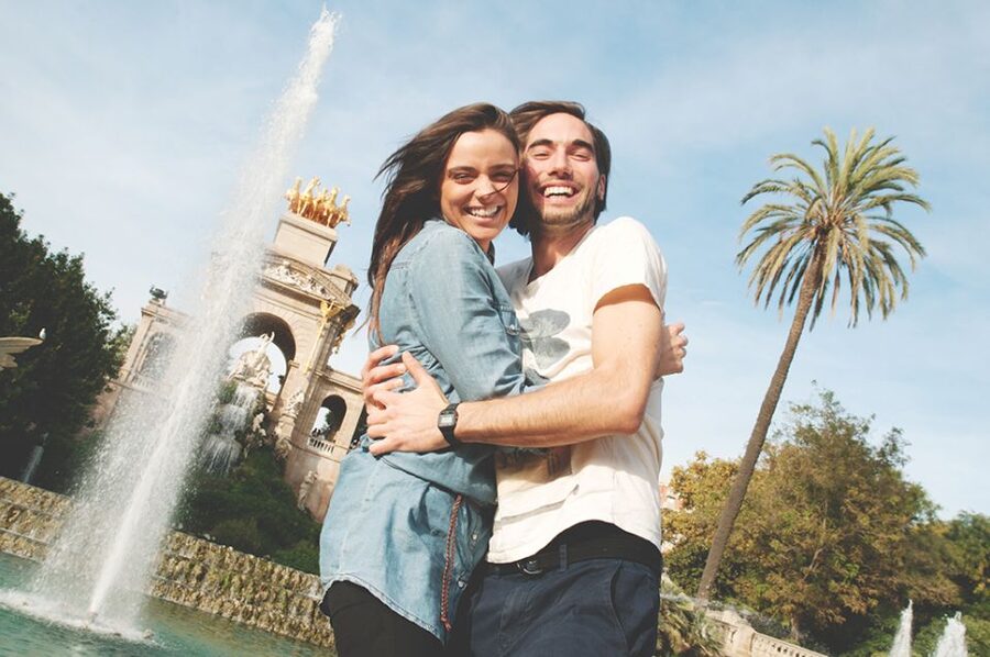 Barcelona: Photoshoot Tour Old Town - Small Groups, Private Sessions, and Family Suitability