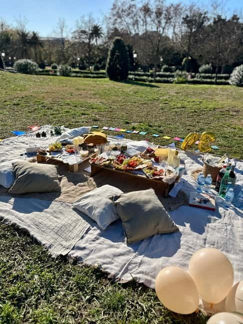 Barcelona PICNIC. Exclusive and personalized experience. - Choosing between Ciutadella Park, the beach, and Montjuïc
