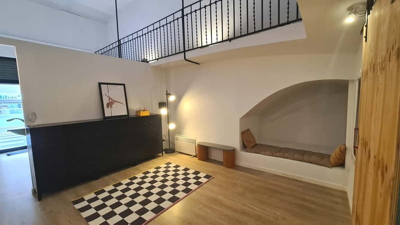 Barcelona: Pole Dancing Class - A playful Barcelona class with a real workout