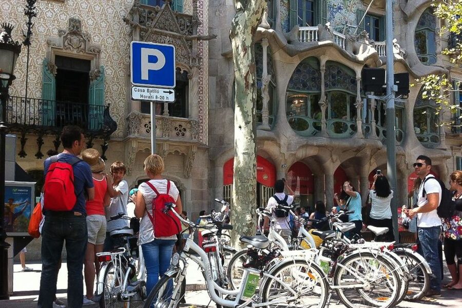 Barcelona: Private 5 Neighborhoods Tour by Electric Bike - Meeting the guide in Plaça Reial