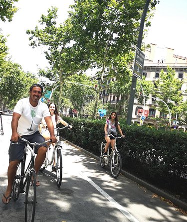 Barcelona Private Bike/eBike Tour & Sagrada Familia Tickets - Casa Batlló and Casa Amatller