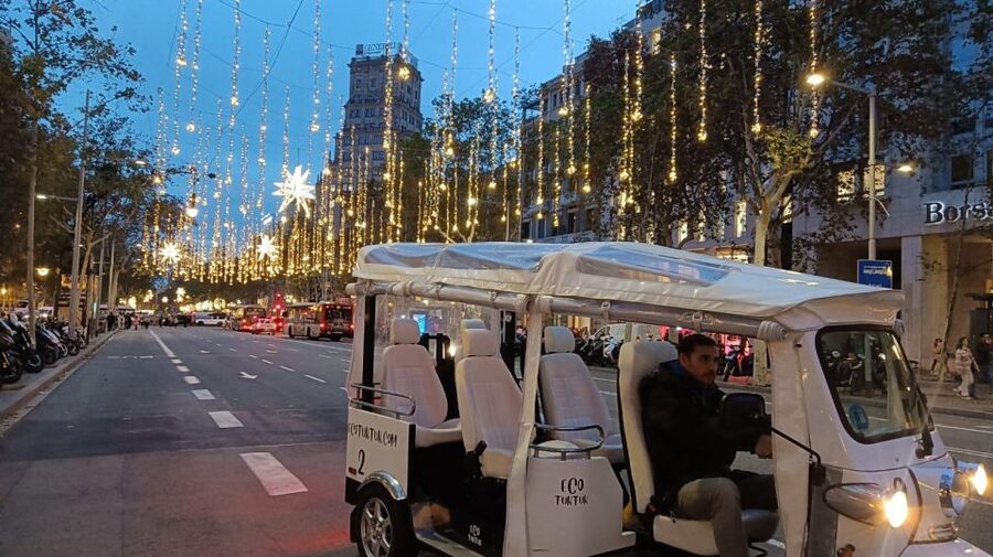 Barcelona: Private Christmas Lights Tour by Eco Tuk Tuk - Key points to know before booking