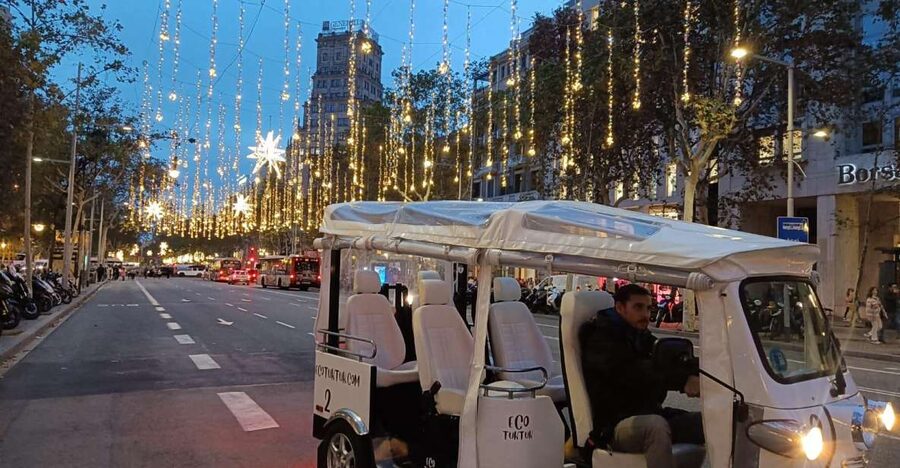 Barcelona: Private Christmas Lights Tour by Eco Tuk Tuk - Why a tuk tuk works for Barcelona’s Christmas lights