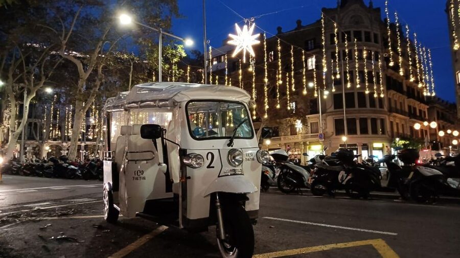 Barcelona: Private Christmas Lights Tour by Eco Tuk Tuk - Casa Milà, Palau Robert, and Carrer d’Aragó