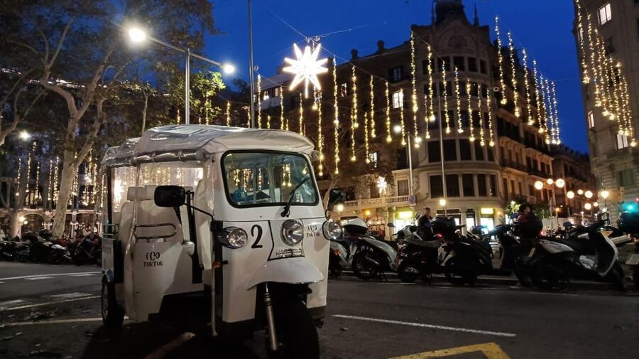 Barcelona: Private Christmas Lights Tour by Eco Tuk Tuk - Plaça de Catalunya and Plaça d’Urquinaona