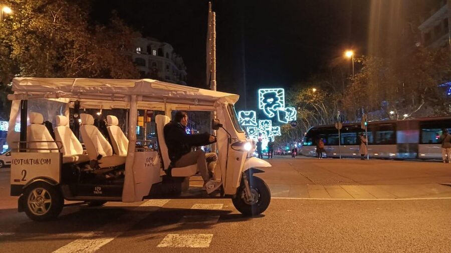 Barcelona: Private Christmas Lights Tour by Eco Tuk Tuk - What the one-hour format really gives you