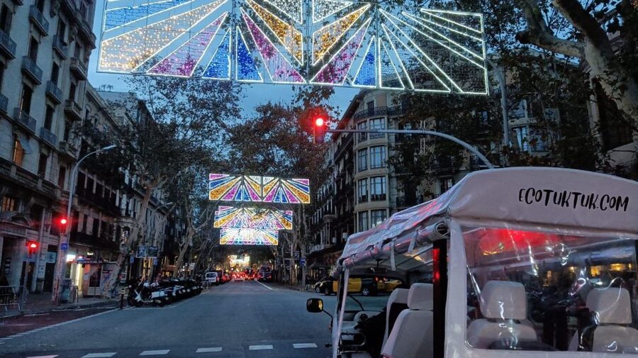 Barcelona: Private Christmas Lights Tour by Eco Tuk Tuk - Comfort in winter and the open-air question