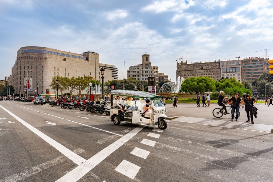 Barcelona: Private City Tour by Eco Tuk Tuk - Plaça de Catalunya and the old city