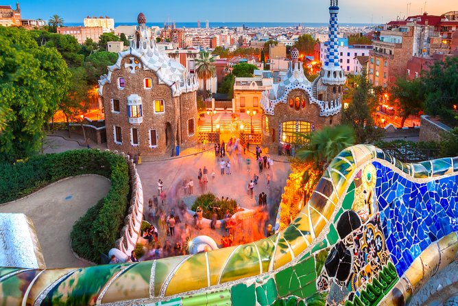 Barcelona Private City Tour (Top Attractions + Pick-up) - The guide’s role and the value of commentary