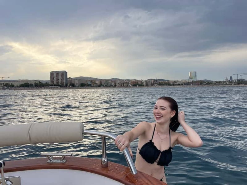 Barcelona: Private Classic Yacht Tour with Drinks - Sailing past the Barcelona skyline