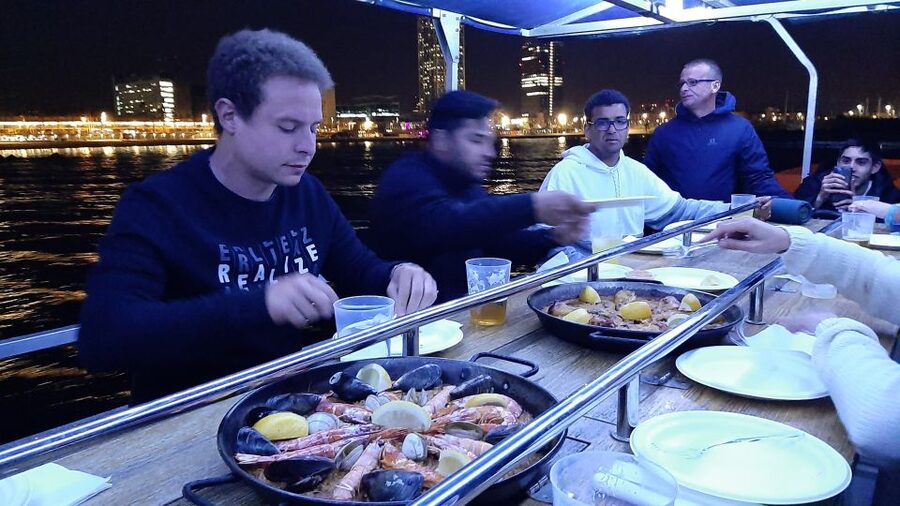 Barcelona: Private Evening Cruise with Dinner and Drinks - Paella, drinks, and the pace of dinner