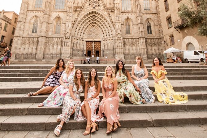 Barcelona Private Photoshoot at Cathedral & Kiss Wall - Why this short Barcelona photo session works