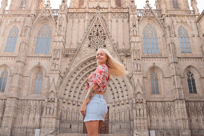 Barcelona Private Photoshoot at Cathedral & Kiss Wall - How to get the best pictures in 20 minutes