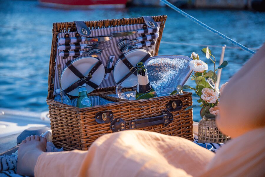 Barcelona: Private Romantic Sailing Tour with Drinks - Columbus Monument and the Montjuïc View