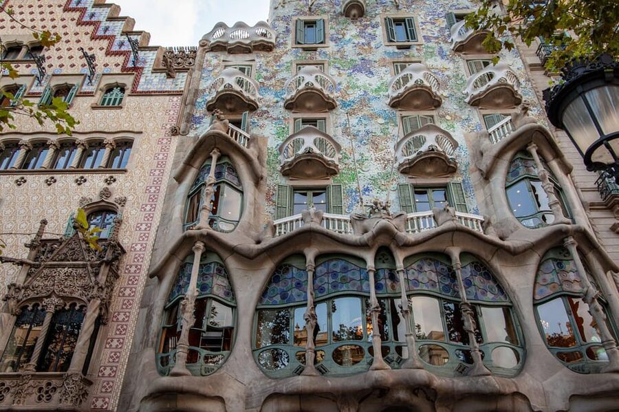 Barcelona: Private Tour of Casa Batllo with Reserved Access - Casa Batlló Begins with Gaudí’s Wildest Facade
