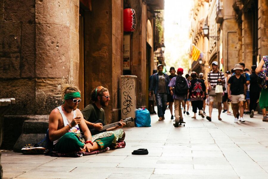 Barcelona: Private Tour w/ Locals – Highlights & Hidden Gems - What the private format is really worth