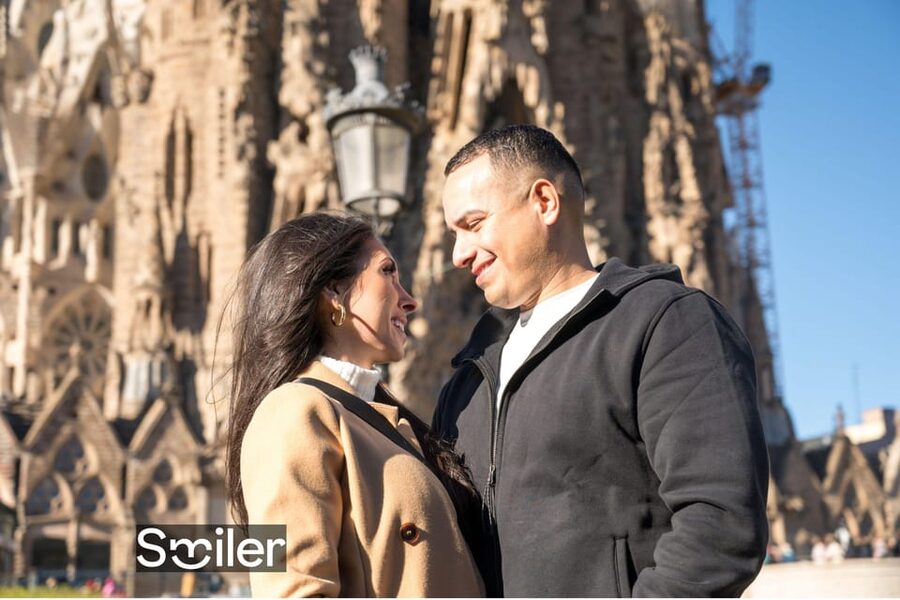 Barcelona: Professional Photoshoot Outside Sagrada Familia - What you receive after the session
