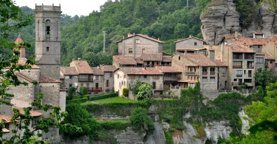Barcelona: Pyrenees Villages and Trails Full-Day Tour - Leaving Barcelona for the pre-Pyrenees