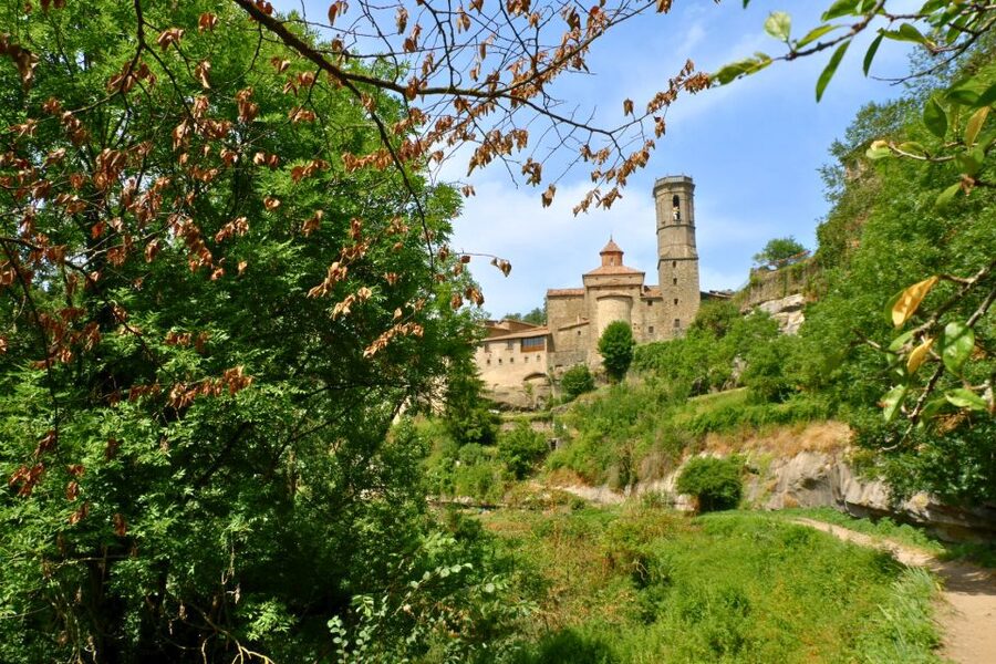 Barcelona: Pyrenees Villages and Trails Full-Day Tour - Practical preparation for the nine-hour outing