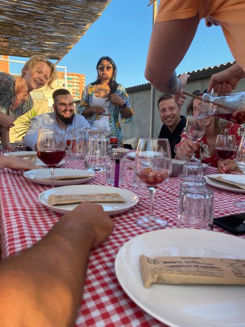 Barcelona: Rooftop Paella Cooking Class with Sangria - Group size and the teaching style