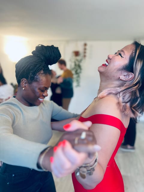 Barcelona: Rooftop Tango Lesson with Drinks and Videos - Learning from Argentine tango specialists