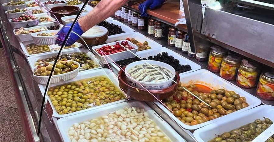 Barcelona´s Lunch or Dinner Tapas Tour: Food and Happiness - Why this Gothic Quarter food walk works