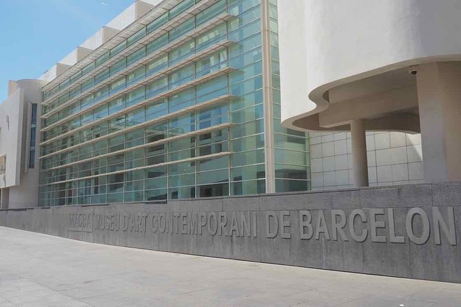 Barcelona's Original Bike Tour in English - Comfortable bikes, helmets, and the pace of traffic