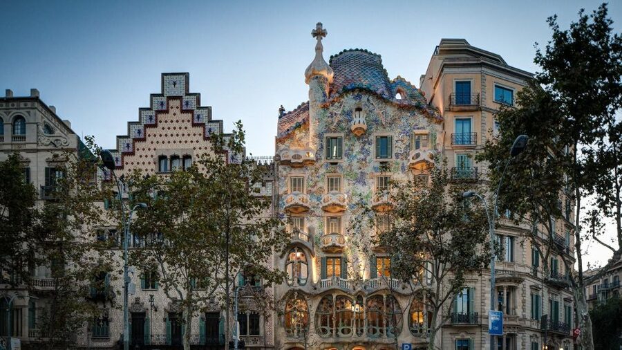 Barcelona: Sagrada Familia and City Tour with Hotel Pickup - Why this tour works for a first day in Barcelona