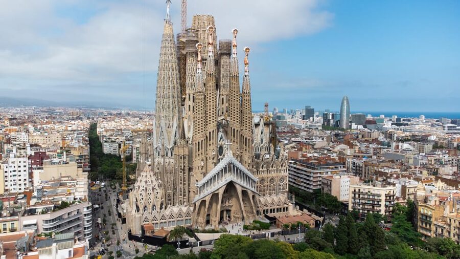 Barcelona: Sagrada Familia and Park Guell Combo Guided Tour - Park Güell and its colorful details