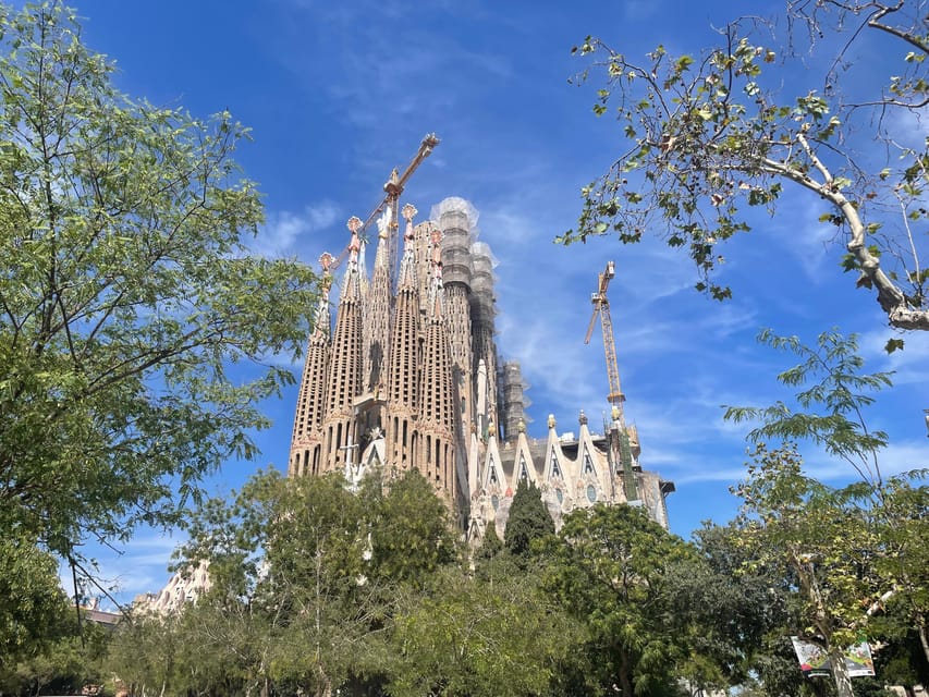 Barcelona: Sagrada Família and Park Güell Guided Tour - A guide can make the difference