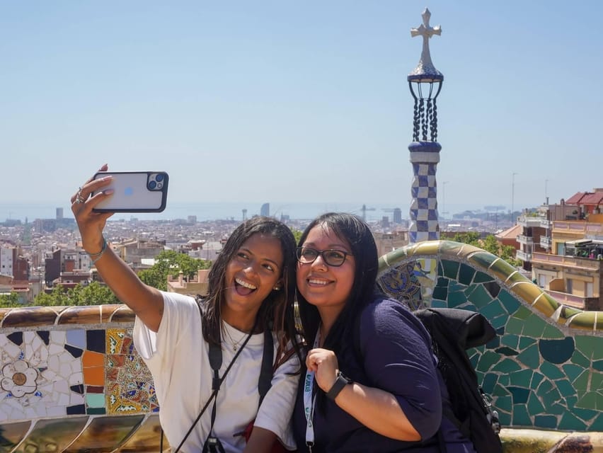 Barcelona: Sagrada Familia and Park Güell Tour - Starting at Park Güell, where architecture meets the hillside