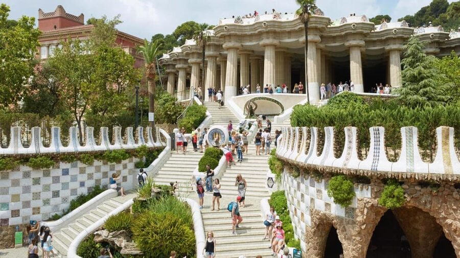 Barcelona: Sagrada Familia and Park Güell with Hotel Pickup - Walking through the Gothic Quarter
