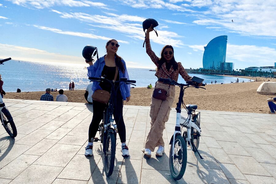 Barcelona: Sagrada Familia Electric Scooter or Bike Tour - La Monumental and the Sagrada Família