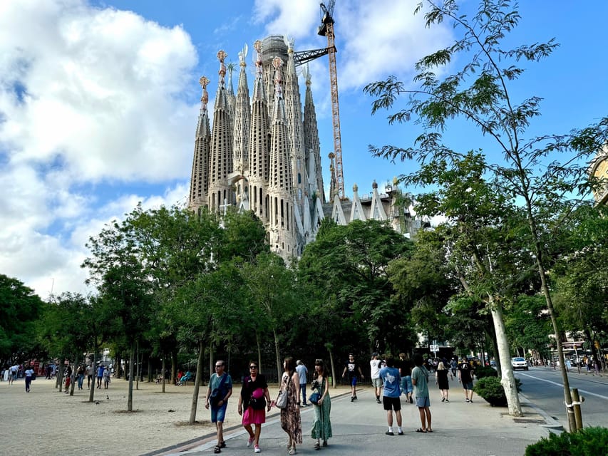 Barcelona: Sagrada Familia Entry Ticket and Guided Tour - Why a guided visit helps at Sagrada Familia