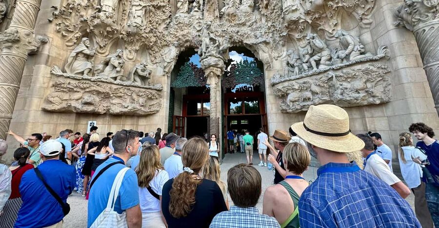 Barcelona: Sagrada Familia Entry Ticket and Guided Tour - Small practical issues to watch