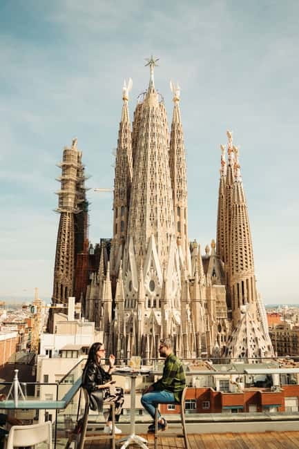 Barcelona: Sagrada Familia Evening Tour with Cava - Finding the group on Avinguda de Gaudí