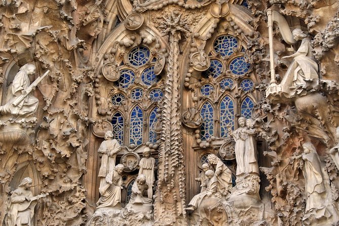 Barcelona: Sagrada Familia Fast Track Tour with Tower Option - What the optional tower adds