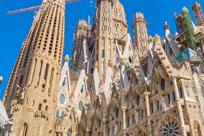 Barcelona: Sagrada Familia Fast Track Tour with Tower Option - Timing, cancellations, and things to carry