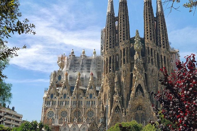Barcelona: Sagrada Familia Fast Track Tour with Tower Option - Entering the basilica without the usual wait
